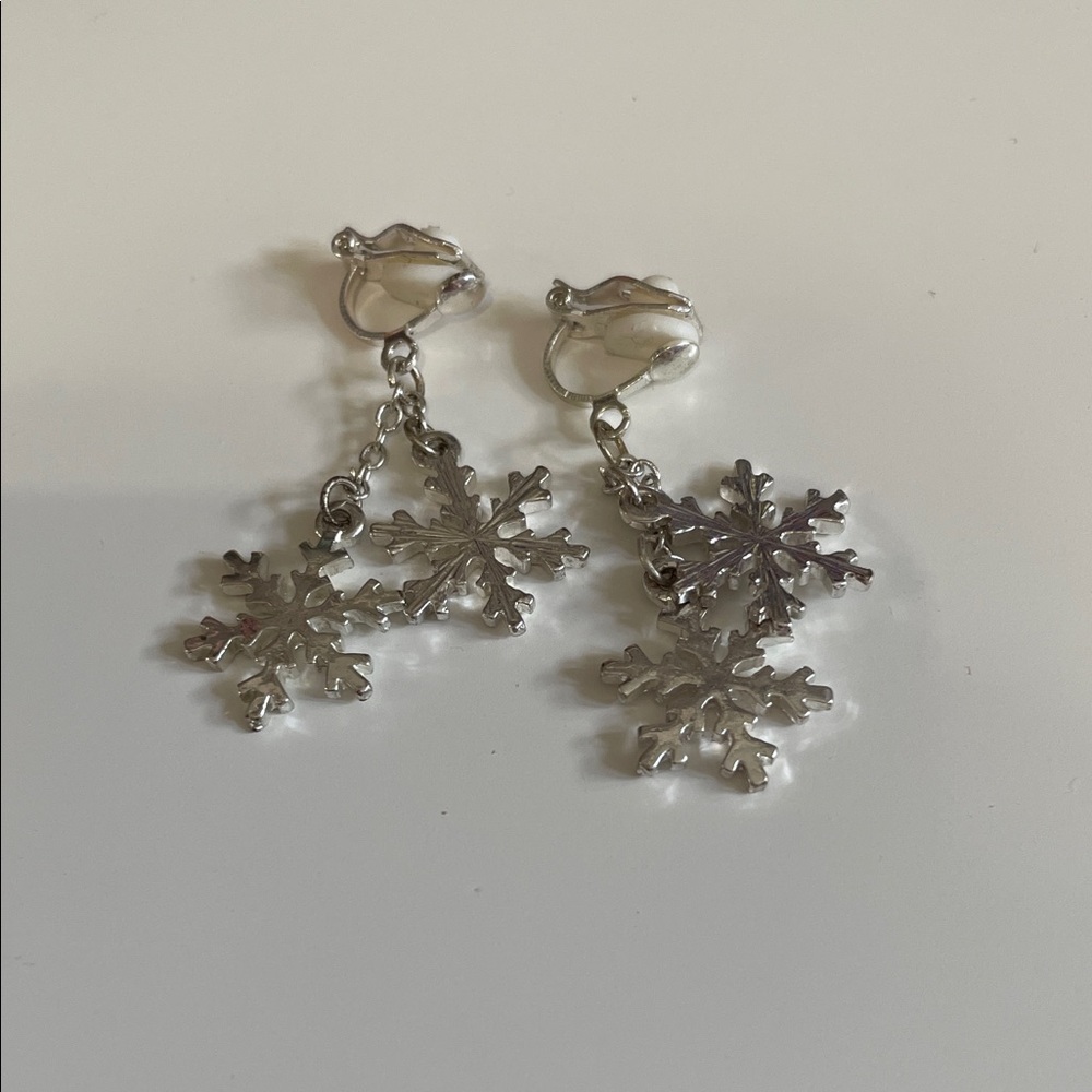 Claire’s Silver Snowflake Earrings